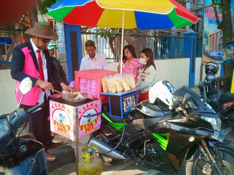 Tampil Trendi Pakai Motor CBR 250 CC, Pedagang Cilok ini Banjir Pembeli