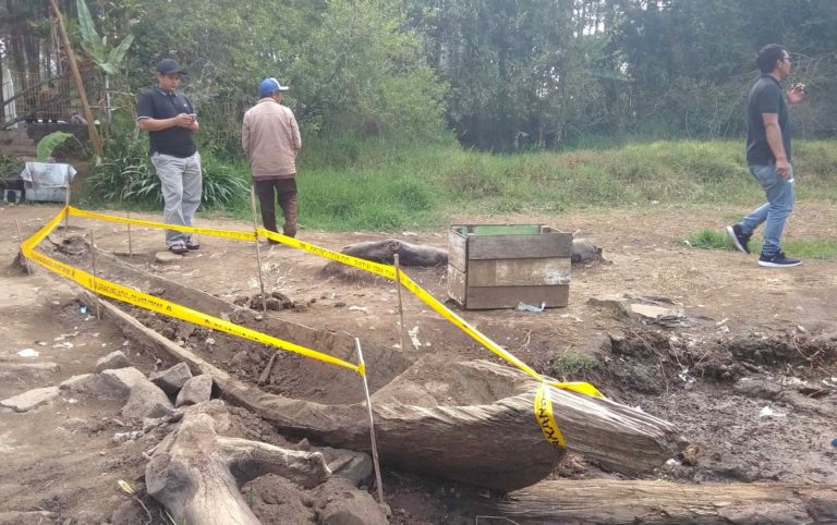 Jukung Kuno Diduga Bersejarah Mendadak Muncul di Telaga Ranjeng