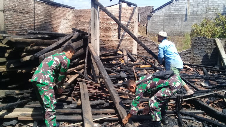 Diduga Konsleting Listrik, Kandang Menthok di Gedanganak Ludes Terbakar