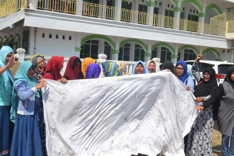 Siswa Sering Terima Katering Basi, Ibu-ibu Demo SDIT Al Furqon