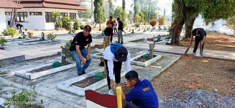 Teladani Jasa Pahlawan, Bawaslu Kerja Bakti Bersihkan Taman Pahlawan