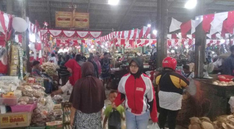 Pasar Bandarjo Berhias Merah Putih, Pembeli Makin Betah Berbelanja