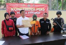 Kasat Reskrim Polres Kebumen AKP Edy Istanto menunjukkan tersangka dan barang bukti perbuatan asusila terhadap adik kandung. FOTO:HMS/UNGARANNEWS