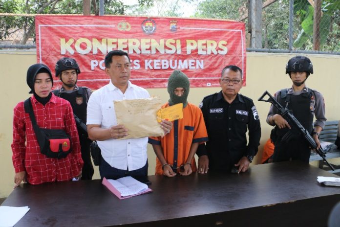 Kasat Reskrim Polres Kebumen AKP Edy Istanto menunjukkan tersangka dan barang bukti perbuatan asusila terhadap adik kandung. FOTO:HMS/UNGARANNEWS