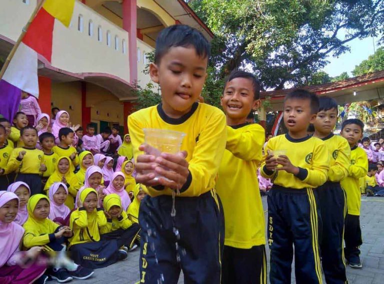 Siswa SDIT Cahaya Ummat Riang Gembira Mengikuti Lomba Agustusan