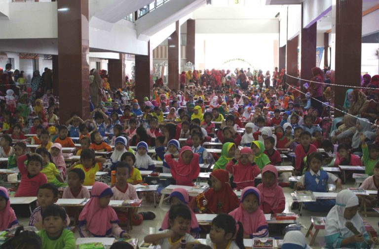 Meriah Anak-anak TK dan Paud Sukoharjo Mengikuti Lomba Mewarnai