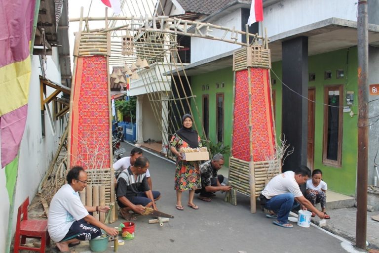 Warga Kluwihan Ungaran Gotong-Royong Bikin Gapura Bambu Unik