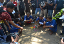 Adegan kelima tersangka dan korban sempat menggelar pesta miras di Gantungan sebelum pembunuhan. FOTO:HERMAS/RATEG