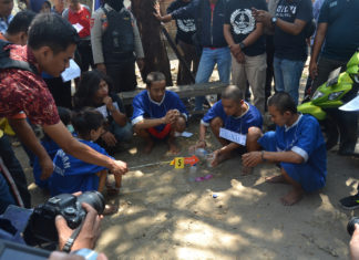 Adegan kelima tersangka dan korban sempat menggelar pesta miras di Gantungan sebelum pembunuhan. FOTO:HERMAS/RATEG