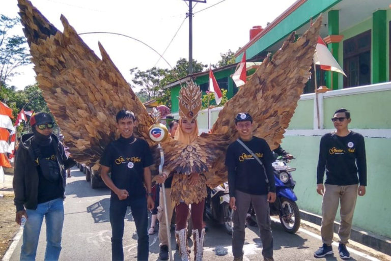 Kostum Karnaval dari Pelepah Pisang dan Tutup Botol Sedot Perhatian Warga