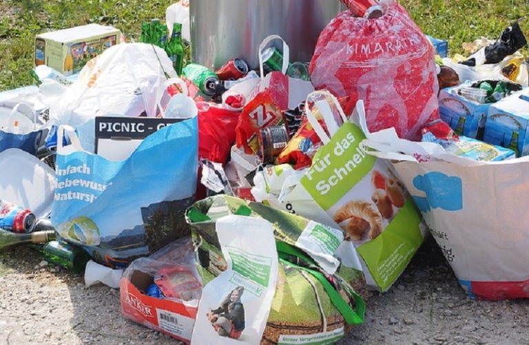 Mahasiswa KKN Undip Ajarkan Ibu-ibu Sulap Plastik Jadi Bros Batik