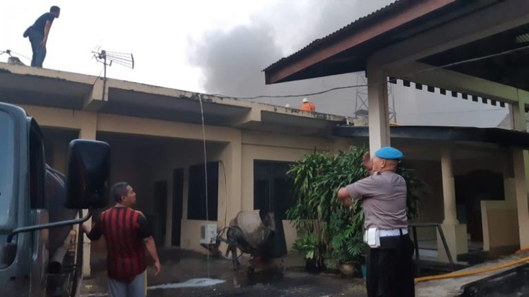 Ruang Bawah Tanah Polda Metro Jaya Terbakar, 13 Unit Damkar Dikerahkan