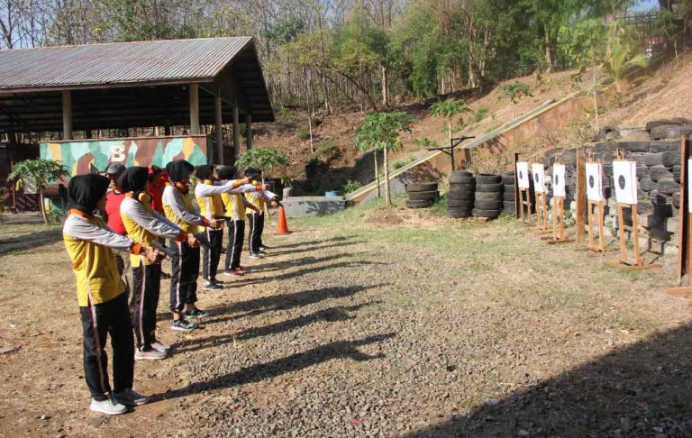 Latih Ketangkasan dan Mental, Polwan Polres Semarang Lomba Menembak