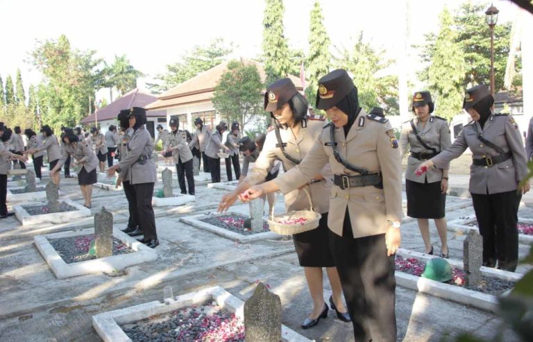 HUT Polwan ke-71, Polwan Polres Semarang Tabur Bunga di TMP Bhakti Pertiwi