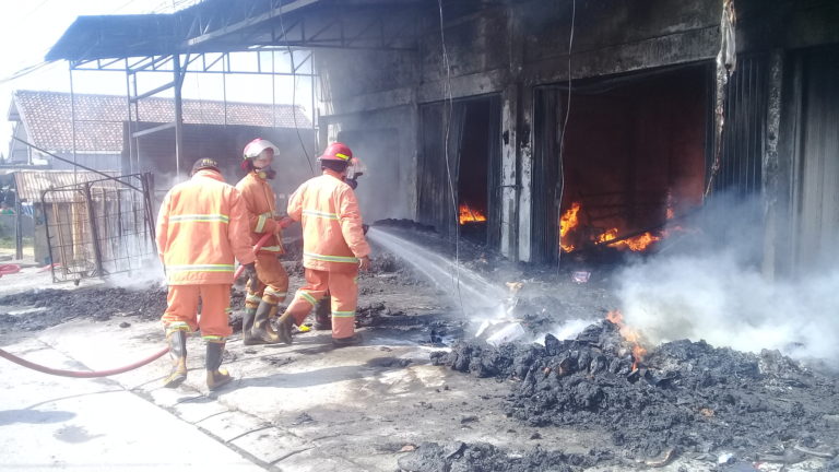 Empat Toko Terbakar di Babadan, Jalur Semarang-Solo Macet Empat Toko Terbakar di Babadan, Jalur Semarang-Solo Macet