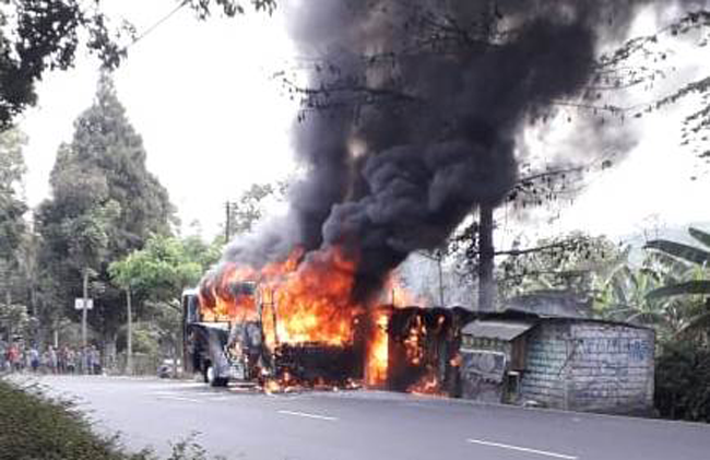 bus-terbakar