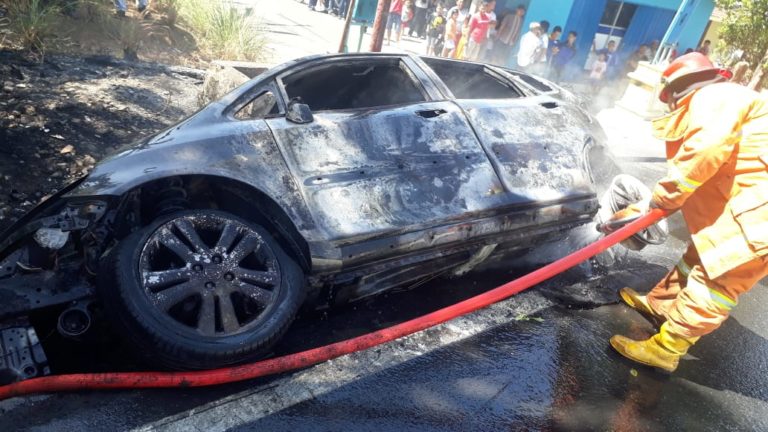 Hendak ke Bandungan, Mobil Jazz Terbakar di Tanjakan Lemahbang