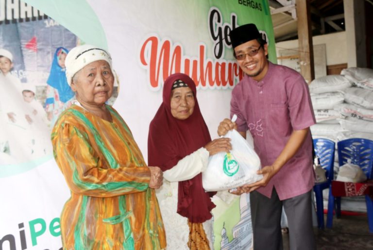 Bakti Sosial PAUD IT Cahaya Ummat, Santuni Anak Yatim Piatu hingga Pengobatan Gratis