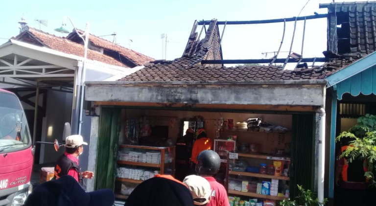 Usai Memasak Ditinggal Tidur, Rumah Warga Sebantengan Ungaran Terbakar
