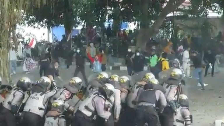 Ricuh Demo Mahasiswa di Magelang, 42 Orang Diamankan Ricuh Demo Mahasiswa di Magelang, 42 Orang Diamankan