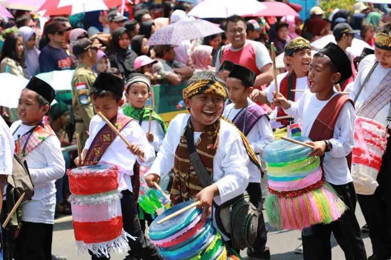 SMPN 2 Ungaran dan Kecamatan Jambu Raih Juara I Pawai Pembangunan