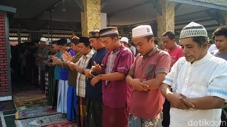 Karyawan PT DI hingga Napi Sholat Gaib Doakan BJ Habibie