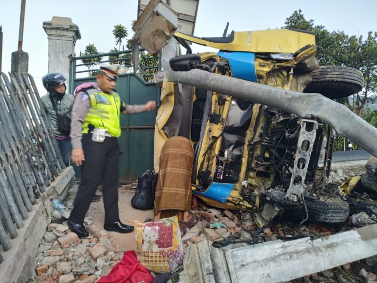 Diduga Rem Blong, Truk Keramik Tabrak Truk Pakan Ayam dan Motor
