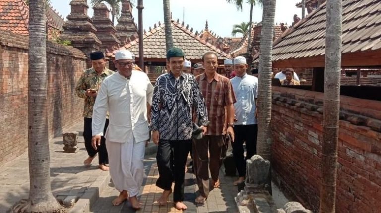 Pengajian di UGM Dibatalkan Rektorat, UAS Nikmati Ziarah ke Makam Sunan Kudus
