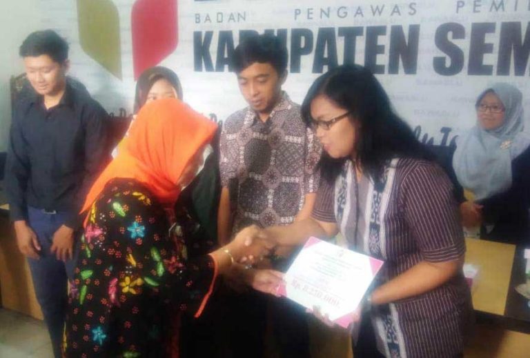 Bawaslu Serahkan Santunan Empat Tenaga Panwas yang Sakit Saat Bertugas