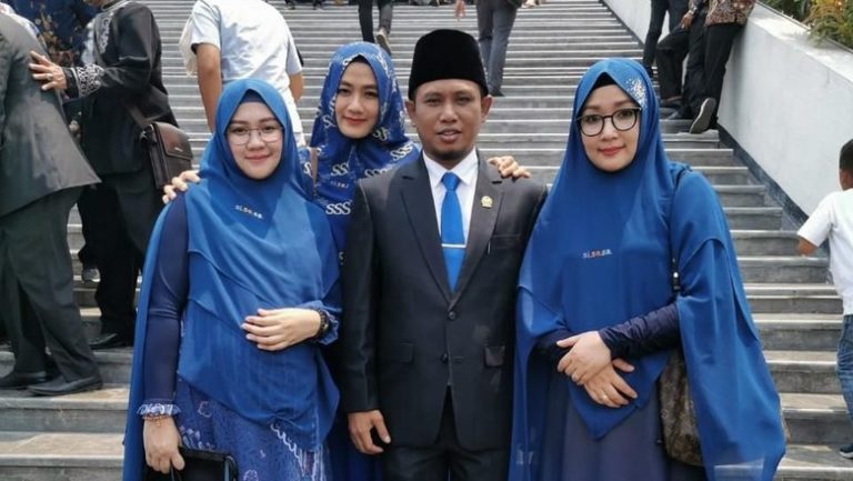 Viral! Anggota DPR Bawa Tiga Istri Saat Pelantikan, Dua Istri Tak Dapat Tunjangan