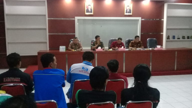 Massa Gempur Geruduk Kantor Bupati Semarang, Tuntut UMK Rp 2,6 Juta