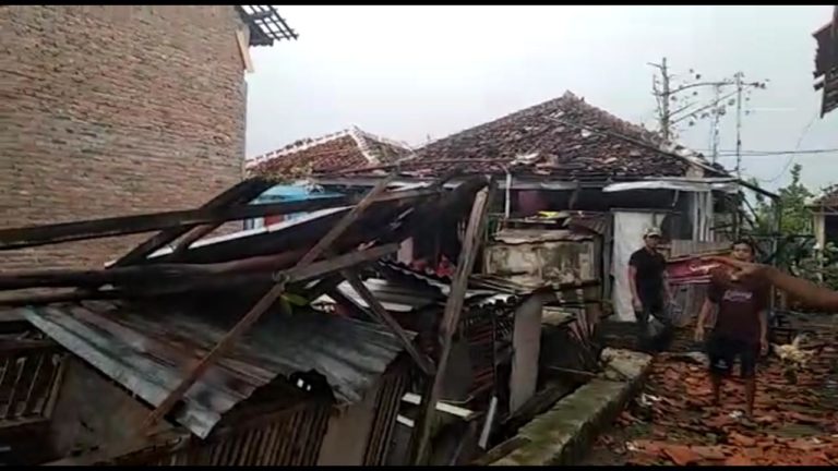 Puting Beliung Terjang Satu Desa, 37 Rumah Warga Rusak