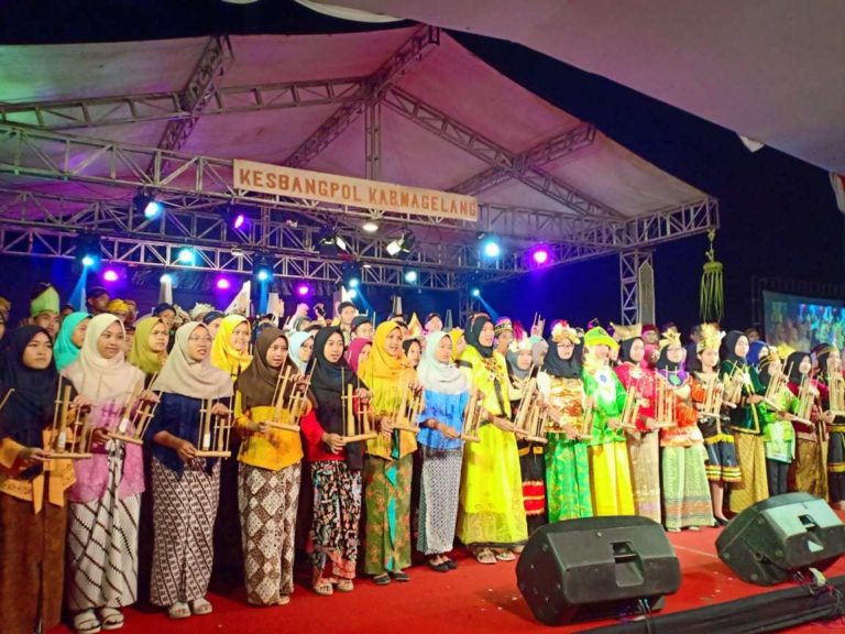 Keren, Kampoeng Dolanan Mainkan 500 Angklung Suarakan Kebangsaan