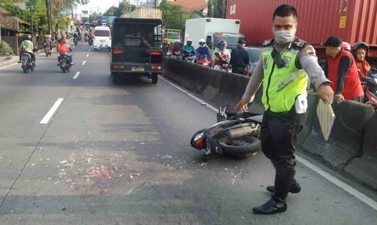Gagal Menyalip Motor Tabrak Pembatas Jalur, Pengendara Terlindas Kontainer