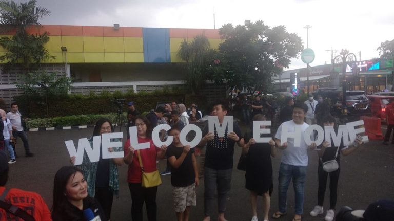 Kedatangan 238 WNI Asal Wuhan Disambut Gembira Keluarga, Menkes Ingatkan Minum Jamu