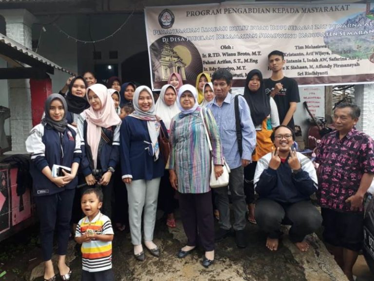 Tim Pengabdian dari Sekolah Vokasi Beri Pendampingan Pemanfaatan Kulit Kopi sebagai Zat Pewarna Alami