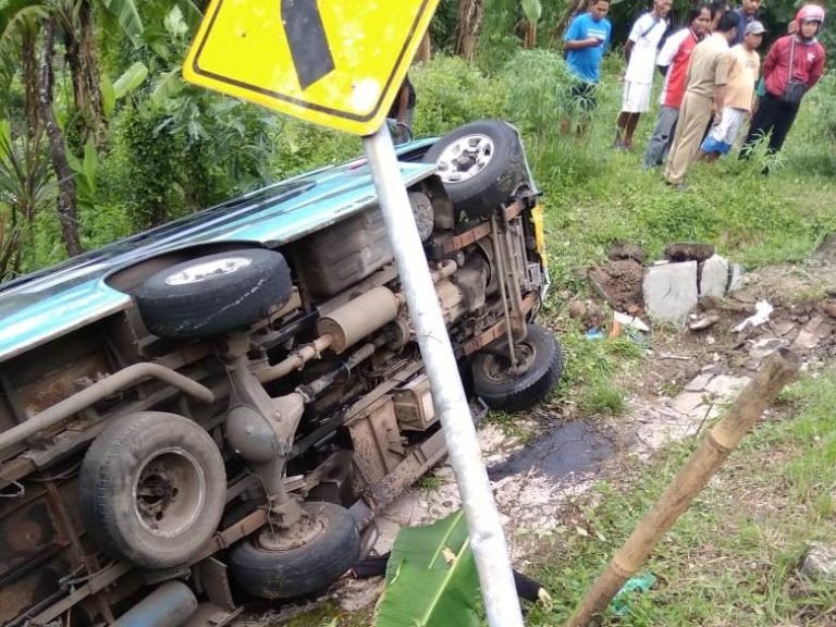 Prona Berkecepatan Tinggi Terguling di Wiru Bringin, Satu Penumpang Tewas