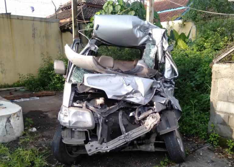 Grand Max Tabrak Truk Hingga tak Berbentuk, Penumpang Asal Madiun Tewas Grand Max Tabrak Truk Hingga tak Berbentuk, Penumpang Asal Madiun Tewas