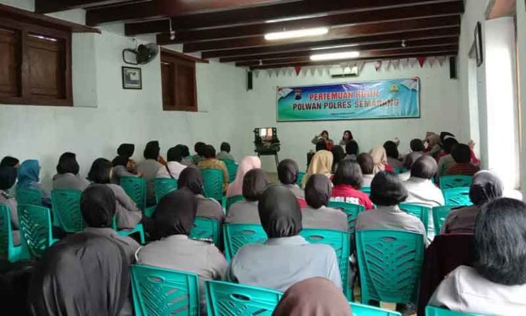 Polwan Polres Semarang Diingatkan Jaga Penampilan Tak Berlebihan