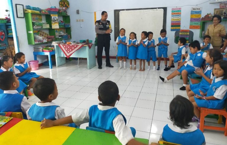 Siswa TK Bandarjo Diajarkan Disiplin Lalu Lintas Sejak Dini