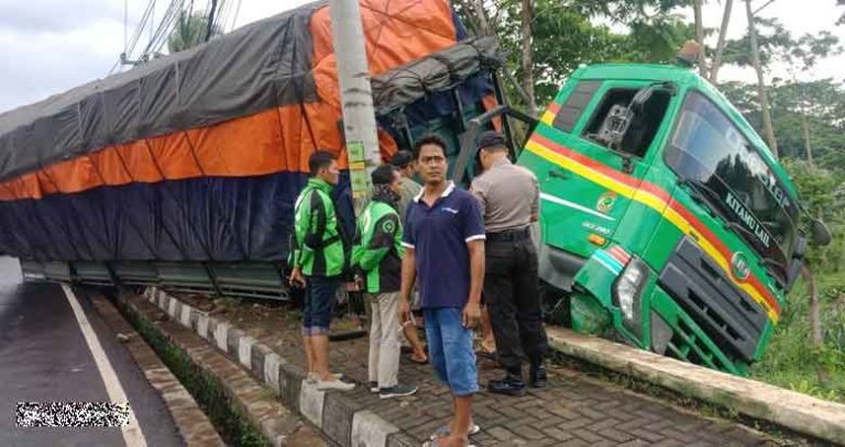 Diduga Rem Blong, Truk Tabrak Mobil dan Motor, Bocah 5 Tahun Terluka