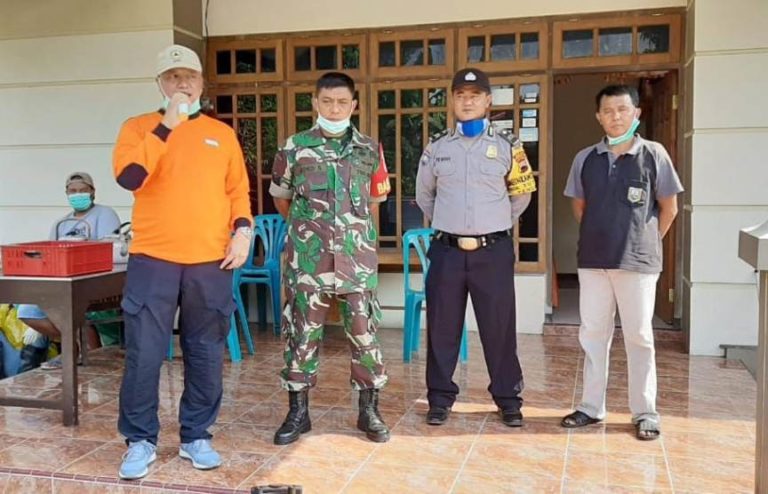Cegah Warga Gintungan Terpapar Covid-19, Fraksi PKS Semprot Desinfektan