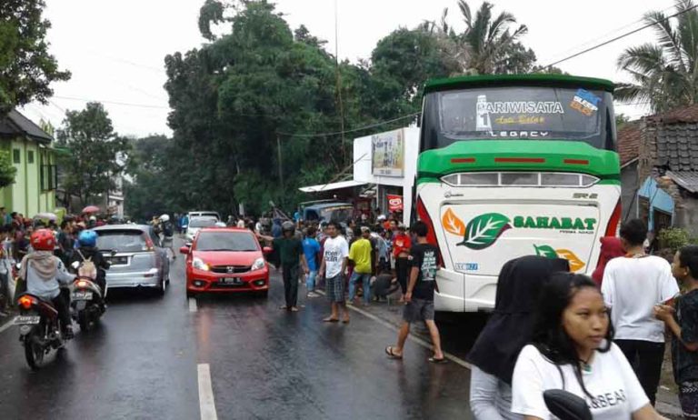 Bus Rem Blong Tabrak 2 Mobil dan 3 Motor di Bandungan, Warga Doplang Bawen Tewas