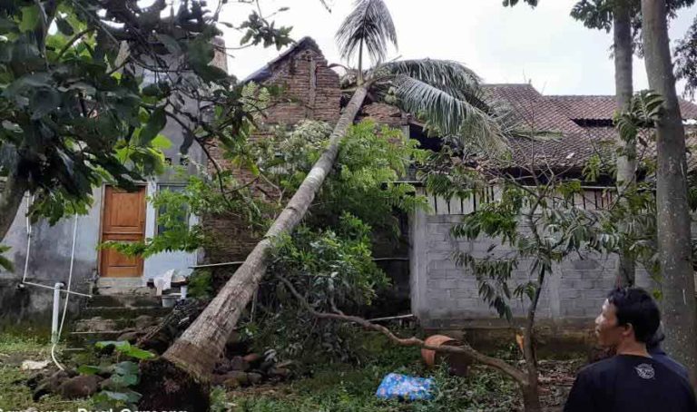 Puting Beliung Terjang Ambarawa dan Jambu, Rusak SPBU Ngampin dan Puluhan Rumah