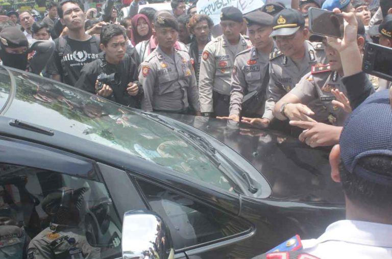 Demo Mahasiswa Bela PKL Nyaris Ricuh, Dua Mobil Dinas Dihadang Massa