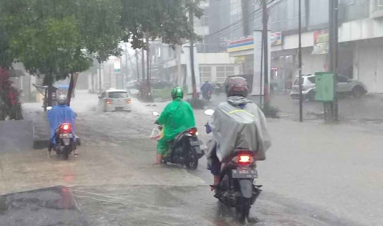 Sidosari Kembali Banjir, Warga Keluhkan Fungsi Drainase tak Maksimal Sidosari Kembali Banjir, Warga Keluhkan Fungsi Drainase tak Maksimal