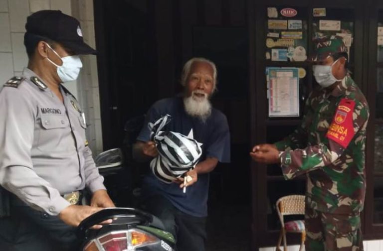 Babinsa Antar Langsung Bantuan Paket Sembako ke Warga