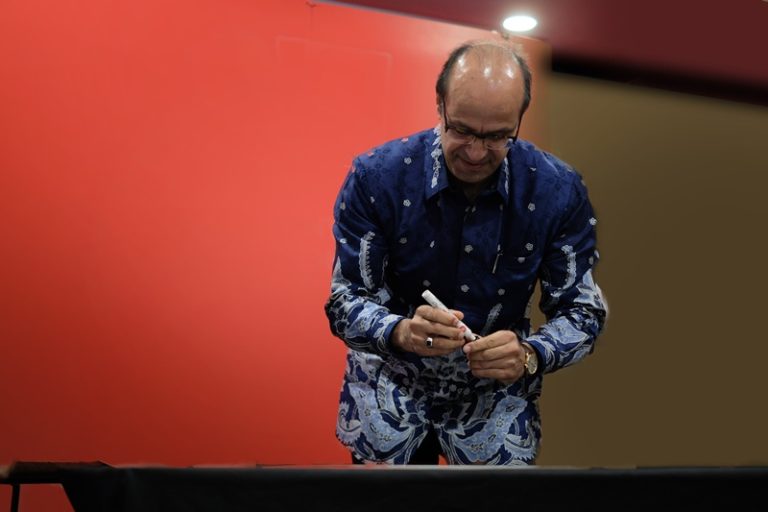 Coca-Cola Serahkan Bantuan Rp 10 Miliar Dukung PMI Tanggulangi Covid-19 Coca-Cola Serahkan Bantuan Rp 10 Miliar Dukung PMI Tanggulangi Covid-19