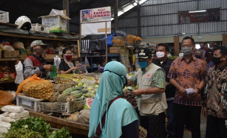 Wabup Bersama PDAM Serahkan Bantuan Wastafel Portabel di Pasar Bringin