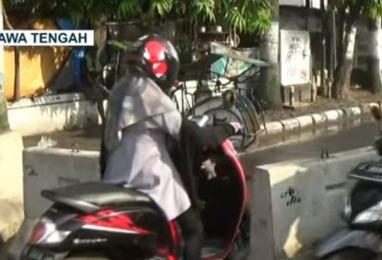 Jalan Banyak Ditutup Beton, Pemotor Kota Tegal Panjat Trotoar